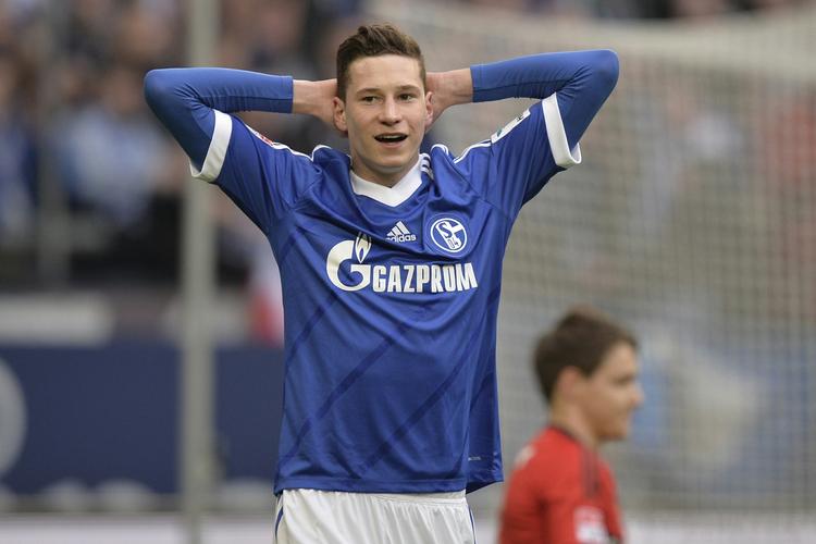 2-1. Julian Draxler scorede et perlemål for Schalke 04 på et tidspunkt, hvor Freiburg ellers havde styr på opgøret om den vigtige fjerdeplads i Bundesligaen. 