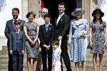 Familiearrangement. Den royale familie - inklusive konfirmandens stedfar og stedmor - stillede op til fotografering i dagens anledning. 
