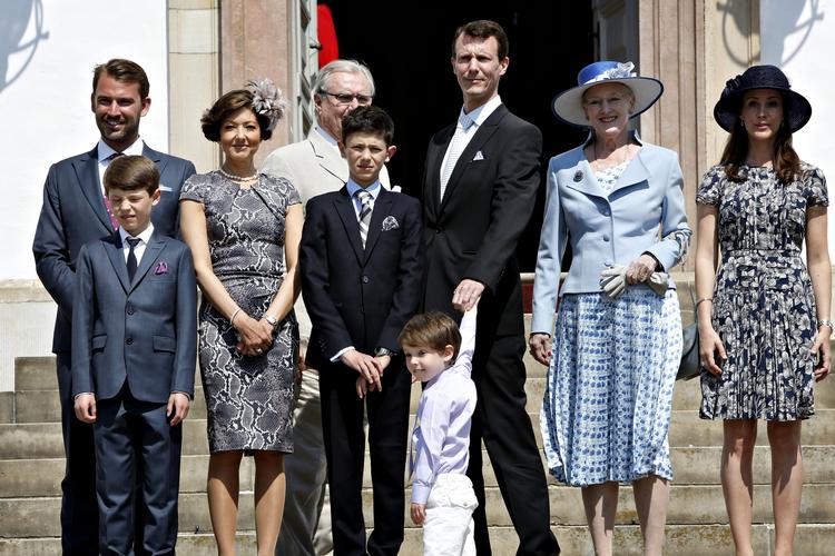 Familiearrangement. Den royale familie - inklusive konfirmandens stedfar og stedmor - stillede op til fotografering i dagens anledning. 