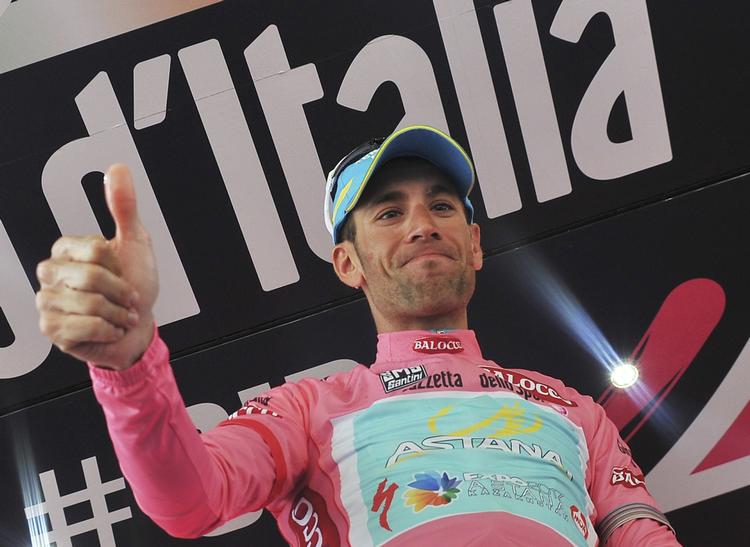 førertrøje. Italieneren Vincenzo Nibali kørte stærkt på den sidste stigning på dagens etape, hvor han satte forhåndsfavoritterne på plads. 