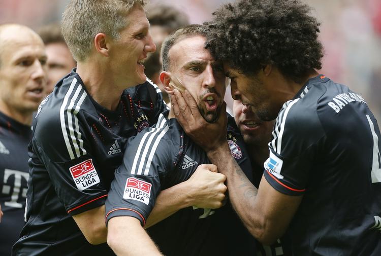 4-3. Franck Ribery (midt) scorede to gange i endnu en magtdemonstration af Bayern München, der blev godt udfordret i kampen mod Mönchengladbach. 