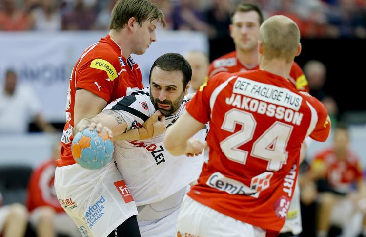 udsat. DM-finalen blev udsat til fordel for afslutningen på 14. etape af Giro d'Italia. 20 minutter før tid fører Aalborg med 20-14 over KIF Kolding København i finalen 