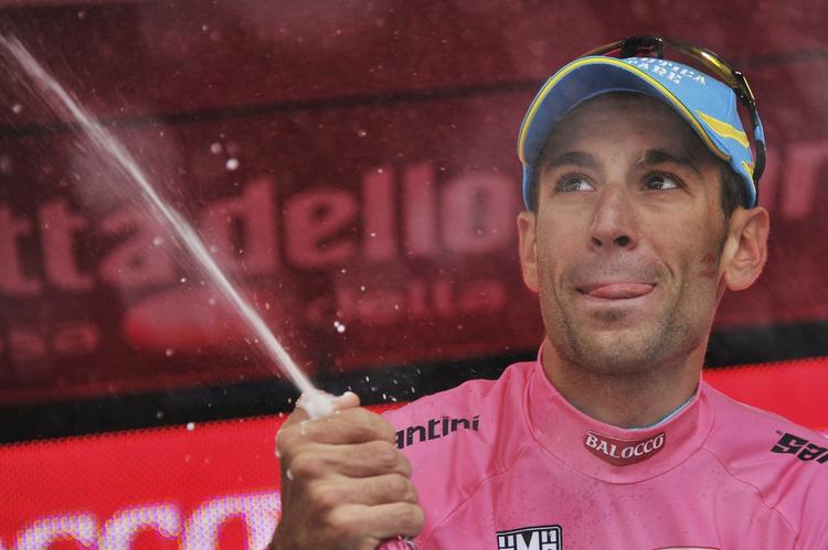 luft. Vincenzo Nibali kom bedst ud af dramaet og det dårlige vejr på 14. etape af Giroen, hvor han trods frysegrader på tinderne kørte i korte bukser og korte ærmer. 