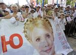protester. Tusinder af demonstranter samledes i Ukraines hovedstad for at kræve tidligere premierminister Julia Timosjenko sat fri. 