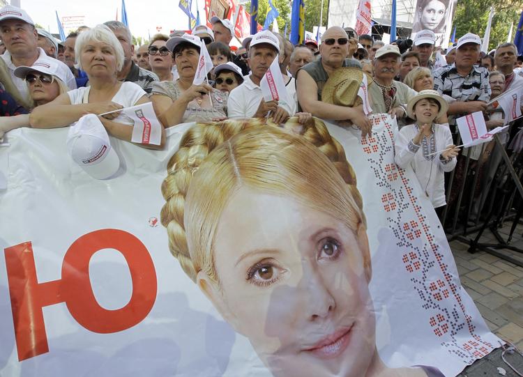 protester. Tusinder af demonstranter samledes i Ukraines hovedstad for at kræve tidligere premierminister Julia Timosjenko sat fri. 