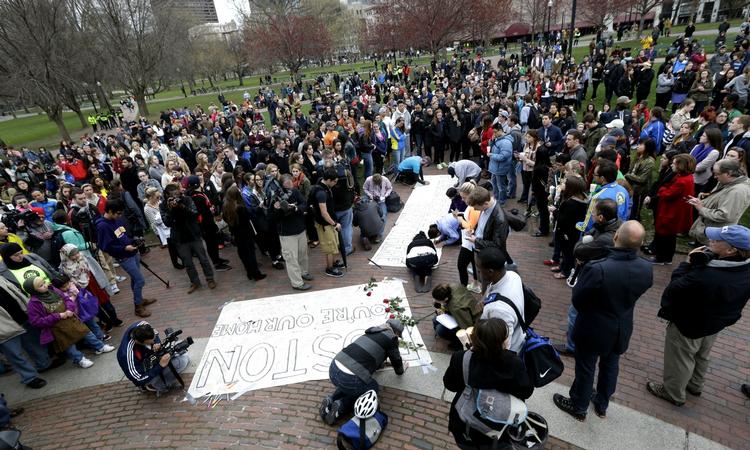 Konkurrence. Fordi folk med mobiltelefoner sender direkte fra begivenheder, kunne bl.a. efter anslaget ved Boston Marathon se flere journalister stå og skæve ned til deres telefoner, mens de selv rapporterede. 