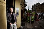 Øjenvidne. Her i porten til Fælledvej 19 stod Peter Tudvad i 1993 og så brosten hagle ned over politiet. Foto: Jacob Ehrbahn 
