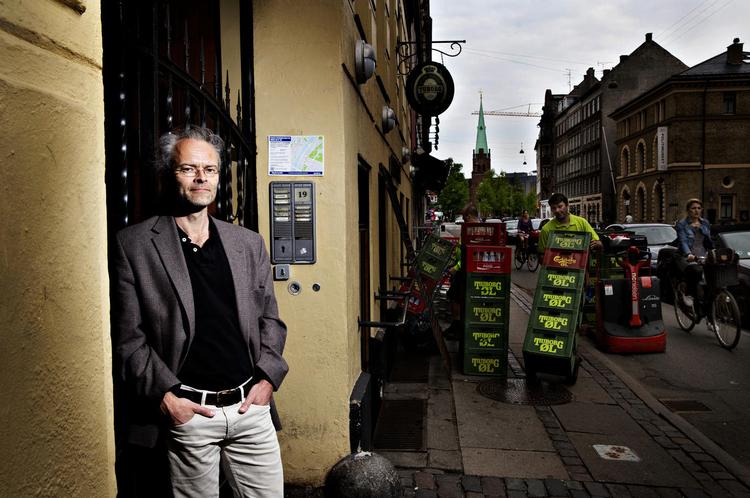Øjenvidne. Her i porten til Fælledvej 19 stod Peter Tudvad i 1993 og så brosten hagle ned over politiet. Foto: Jacob Ehrbahn 