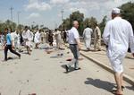Blodigt. Over 72 mennesker mistede i går livet ved angreb i Irak. Billedet her er fra Baqouba, nordøst for Bagdad, hvor en bombe ramte tæt ved en sunnimuslimsk moske. 