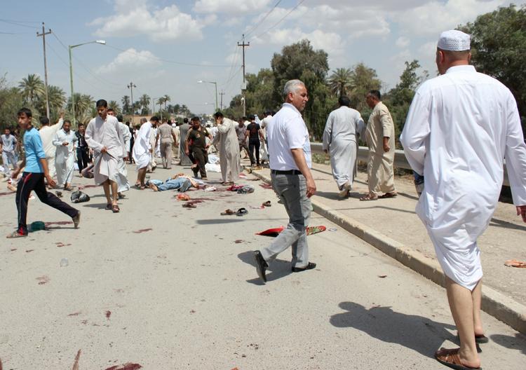 Blodigt. Over 72 mennesker mistede i går livet ved angreb i Irak. Billedet her er fra Baqouba, nordøst for Bagdad, hvor en bombe ramte tæt ved en sunnimuslimsk moske. 