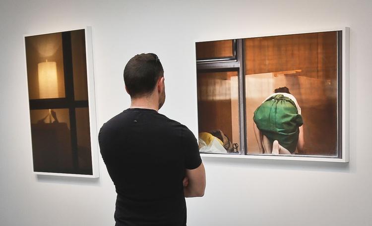 Solgt. Fotografier på kontroversiel udstilling bliver solgt til mellem 6.200 og 8.400 dollar. Flere af dem er allerede solgt. 