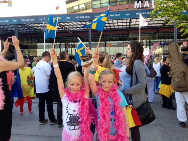 Granprixfeber. Der bliver især flaget med de svenske, danske og tyske flag foran Malmø Arena, hvor tusinder grandprixfans venter på at blive lukket ind. 