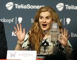 Emmelie de Forest giver den gas på pressemødet efter sejren. 