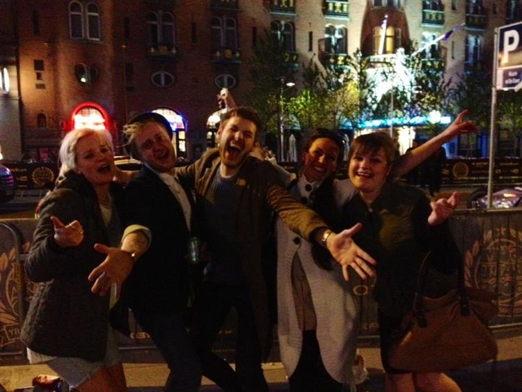 Der var stadig gang i festen på Rådhuspladsen i København klokken 03.00 i nat. Foto: Maja Maach 