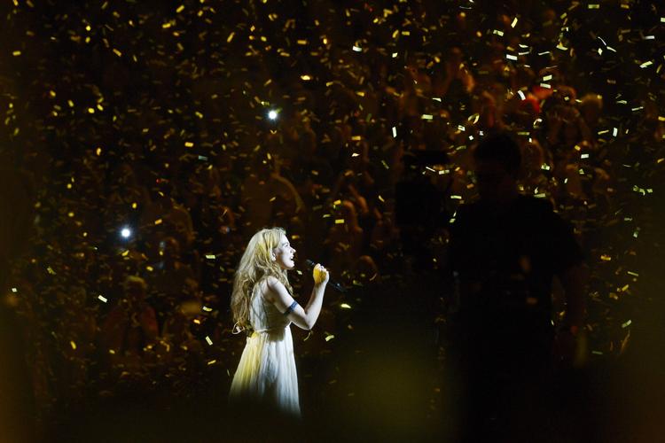 Guldregn. Den barfodede Emmelie de Forest ligner Shakira, mener briterne. 