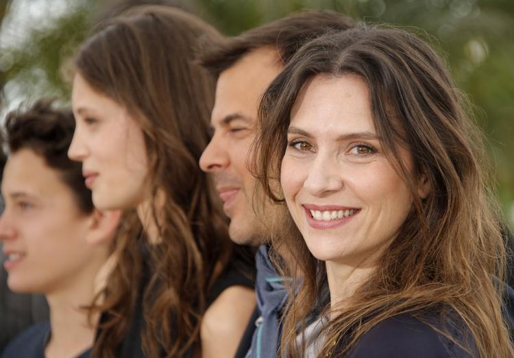 Den franske instruktør Francois Ozon (nr. 2 fra højre) flankeret af Geraldine Pailhas, forrest, og hovedrolleindehaver Marine Vacht og Fantin Ravat ved premieren på 'Jeune et Jolie'. 