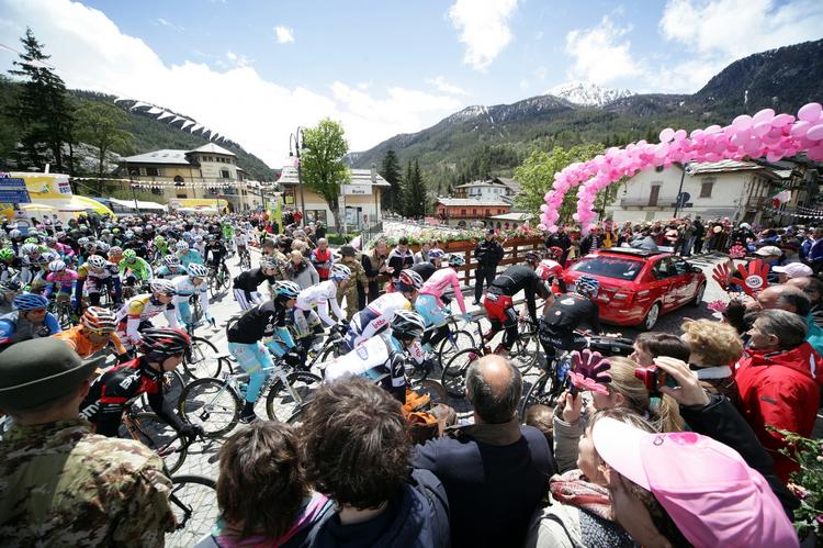 Udsigt. Der var sol i startområdet, da Giro-feltet tog hul på etapen til Col Du Galibier i over 2.600 meters højde. 