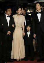 Den japanske instruktør Hirokazu Kore-eda til venstre i selskab med skuespillerne Machiko Ono, Keita Ninomiya og Masaharu Fukuyama, der spiller med i 'Like Father, Like Son', som Politikens Kim Skotte roser for at være en klog version af folkekomedien. 