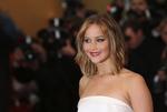 Oscarvinderen Jennifer Lawrence er i Cannes på pr-tur for 'The Hunger Games: Catching Fire', der får dansk premiere til vinter. Her ses den 22-årige amerikaner på den røde løber ved visningen af Arnaud Desplechins 'Jimmy P.' lørdag aften. 