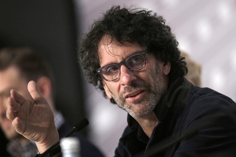 Storebror Joel Coen svarer på spørgsmål under pressemødet efter premieren på Coen-brødrenes palme-bidrag, 'Inside Llewyn Davis', en film, som de danske kritikere giver høje karakterer på Cannes-barometret. 