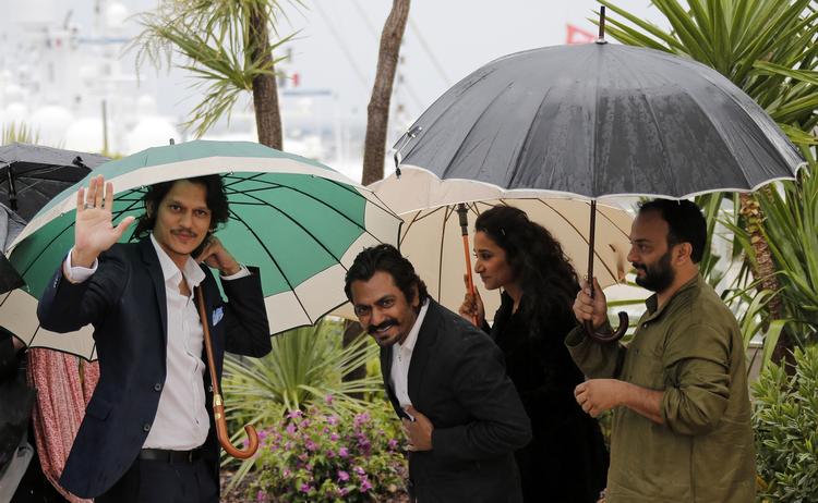 'Monsoon Shootout' hedder den film uden for konkurrence, som den 60-årige indiske instruktør Amit Kumar (th) viser frem i Cannes. De øvrige på billedet er (fra venstre)  skuespillerne Vijay Verma, Nawazuddin Siddiqui og Tannishtha Chatterjee. 