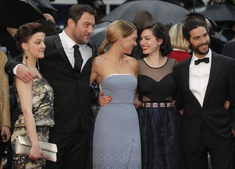 Den franske instruktør Rebecca Zlotowski (nr. 2 fra højre) og skuespillerne Camille Lellouche, Denis Menochet, Lea Seydoux samt Tahar Rahim yderst til højre. Zlotowskis film 'Grand Central' er med i Un Certain Regard-sideprogrammet. 