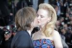 Jurymedlemmet Nicole Kidman hilser på sin mand, countrysangeren Keith Urban, på den røde løber før visningen af Coen-brødrenes Cannes-film. 