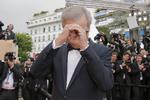 Jurypræsident Steven Spielberg filmer med fotograferne på den røde løber. 