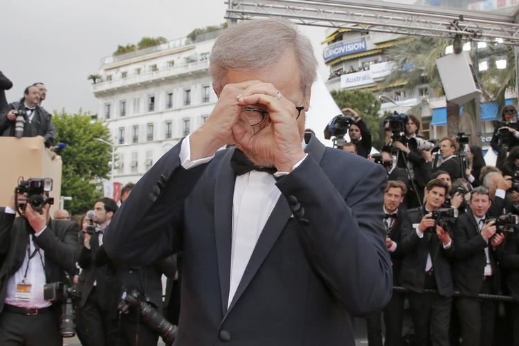 Jurypræsident Steven Spielberg filmer med fotograferne på den røde løber. 