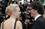 Carey Mulligan veksler et ord med instruktøren Joel Coen før gallapremieren på brødrenes 'Inside  Llewyn Davis' søndag aften. 