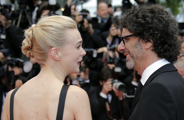 Carey Mulligan veksler et ord med instruktøren Joel Coen før gallapremieren på brødrenes 'Inside  Llewyn Davis' søndag aften. 
