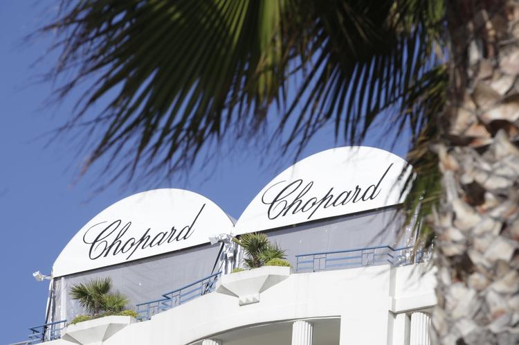 FREDAG. Smykker til en værdi af små 6 millioner kroner forsvandt natten mellem torsdag og fredag fra et pengeskab på et hotelværelse i det centrale Cannes. Smykkerne stammede fra en celeber schweizisk juveler og skulle have været udlånt til stjerner på den røde løber. 