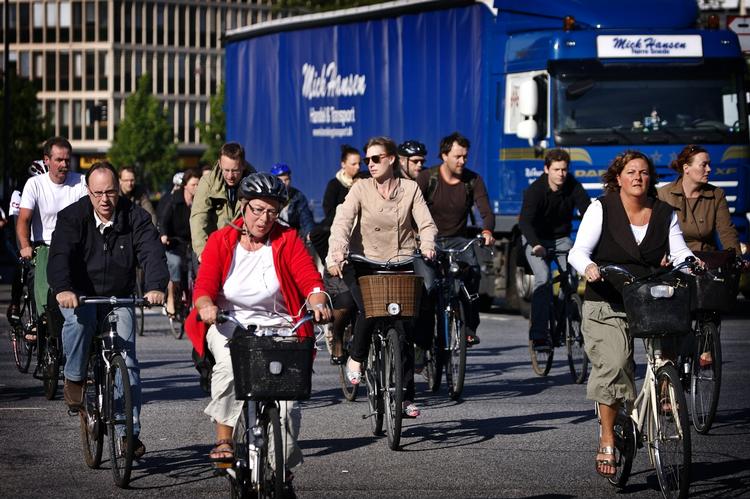 Konkurrence. Jeg har ikke forstand på sport, men vil mene, at det hører hjemme på afsides dertil indrettede baner. Ikke i den daglige trafik, skriver Per Arnoldi om den københavnske cykelkultur. 