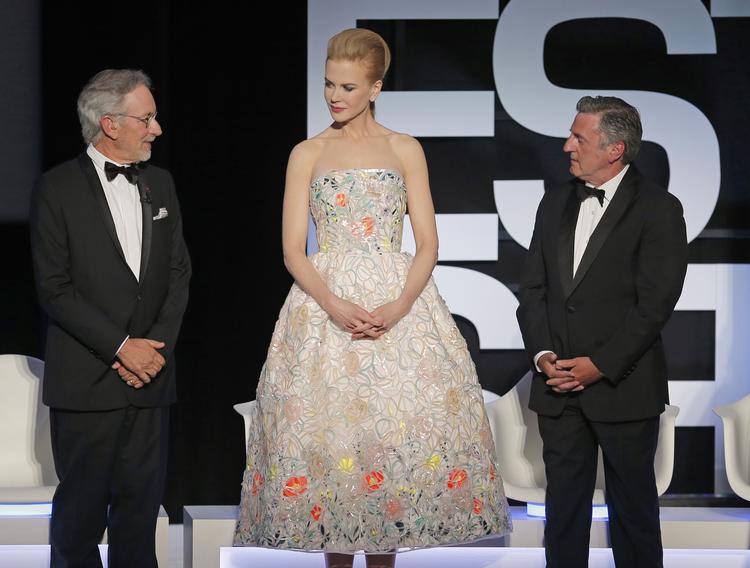 Jurypræsident Steven Spielberg og jurymedlemmerne Nicole Kidman og Daniel Auteuil på scenen under åbningsaftenen. 