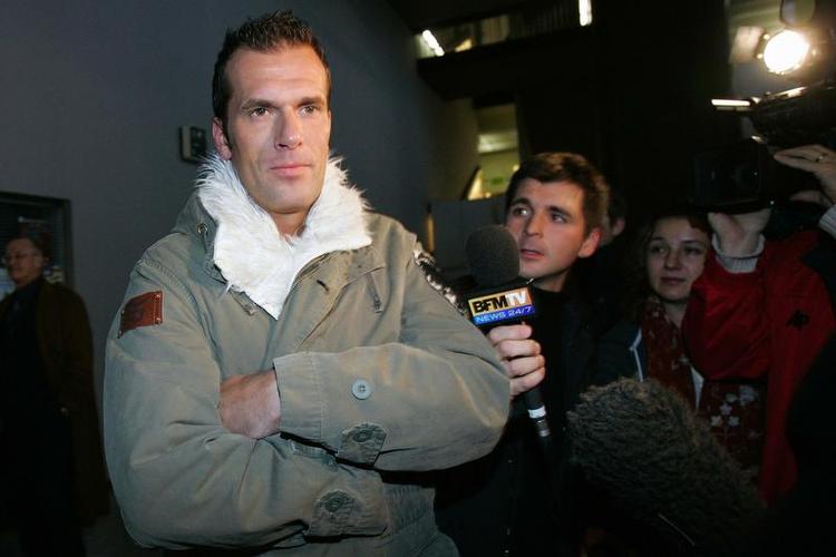 dødsfald. Philippe Gaumont (tv) ankommer til retsmøde i Paris i 2006, hvor en række ryttere var anklaget for at have været part i organiseret doping. 
