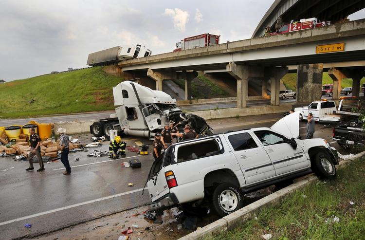 Tornadoer hærger den amerikanske delstat Oklahoma. Huse er jævnet med jorden, og tusinder har været uden strøm. 