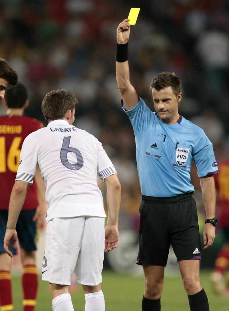Rutine. Nicola Rizzoli har dømt i Champions League siden 2007, og har bl.a. udvist en Bayern-spiller i kvartfinalen i 2010 mod Manchester United. Her får franske Yohan Cabaye en advarsel under EM sidste sommer. 