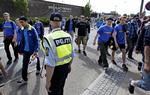 Brøndby-fans klædt i blåt er på vej mod Casa Arena for at følge skæbnekampen mod Horsens. 