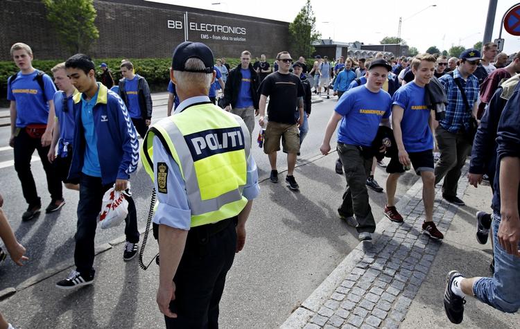 Brøndby-fans klædt i blåt er på vej mod Casa Arena for at følge skæbnekampen mod Horsens. 