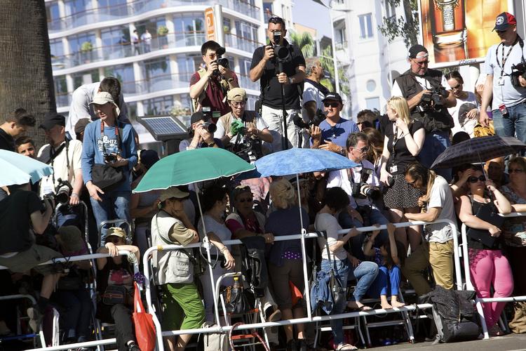 Film. Her stimler fotograferne sammen ved festivalpalæet i Cannes. Ikke langt derfra har tyve slået til mod en kinesisk filmchef. 
