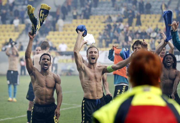 TAK. Trøjerne røg ud til tilskuerne, da Quincy Antipas og Dennis Rommedahl takkede Brøndbys fans. 