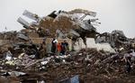 Tornadoer. Flere børn frygtes at gemme sig under ruinerne af denne ødelagte skole. 