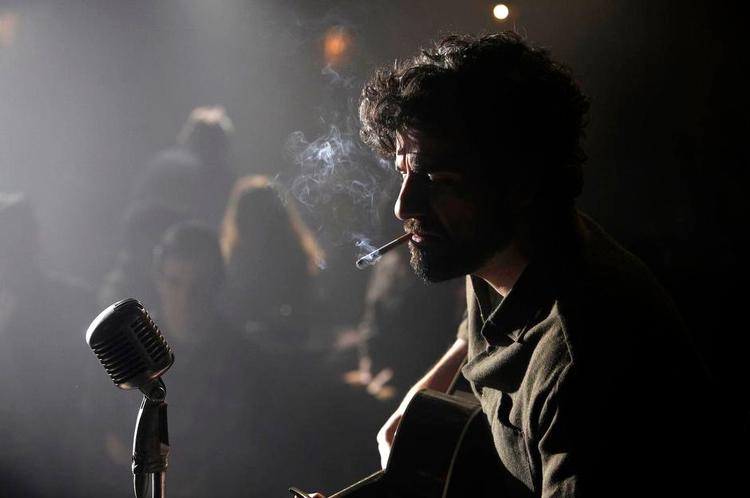 Beskeden. Hovedpersonen Llewyn Davies bliver fornemt spillet og sunget af Oscar Isaac. 