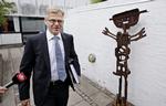 KOMMISSION. Karsten Dybvad på vej ind til statsløsekommissionen. 