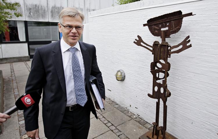 KOMMISSION. Karsten Dybvad på vej ind til statsløsekommissionen. 