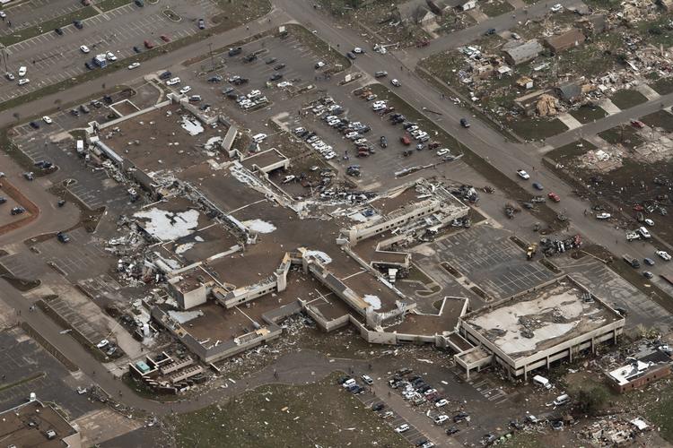 Ødelæggelse. Her lå et indkøbscenter, inden tornadoerne kom forbi. 