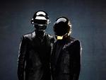 Pailletrobotter. Daft Punk består af Thomas Bangalter (iført hjelm med sølvdetaljer) og Guy-Manuel de Homem-Christo (iført hjelm med gulddetaljer). 