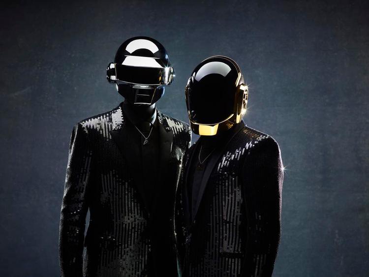 Pailletrobotter. Daft Punk består af Thomas Bangalter (iført hjelm med sølvdetaljer) og Guy-Manuel de Homem-Christo (iført hjelm med gulddetaljer). 