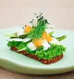Smørrebrød. Thorsten Schmidt, der tidligere drev den roste Malling &amp; Schmidt i Aarhus, skal nu være køkkenchef i Tivoli. Og blandt andet lave smørrebrød. 