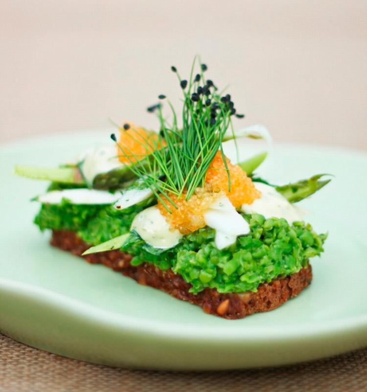 Smørrebrød. Thorsten Schmidt, der tidligere drev den roste Malling &amp; Schmidt i Aarhus, skal nu være køkkenchef i Tivoli. Og blandt andet lave smørrebrød. 